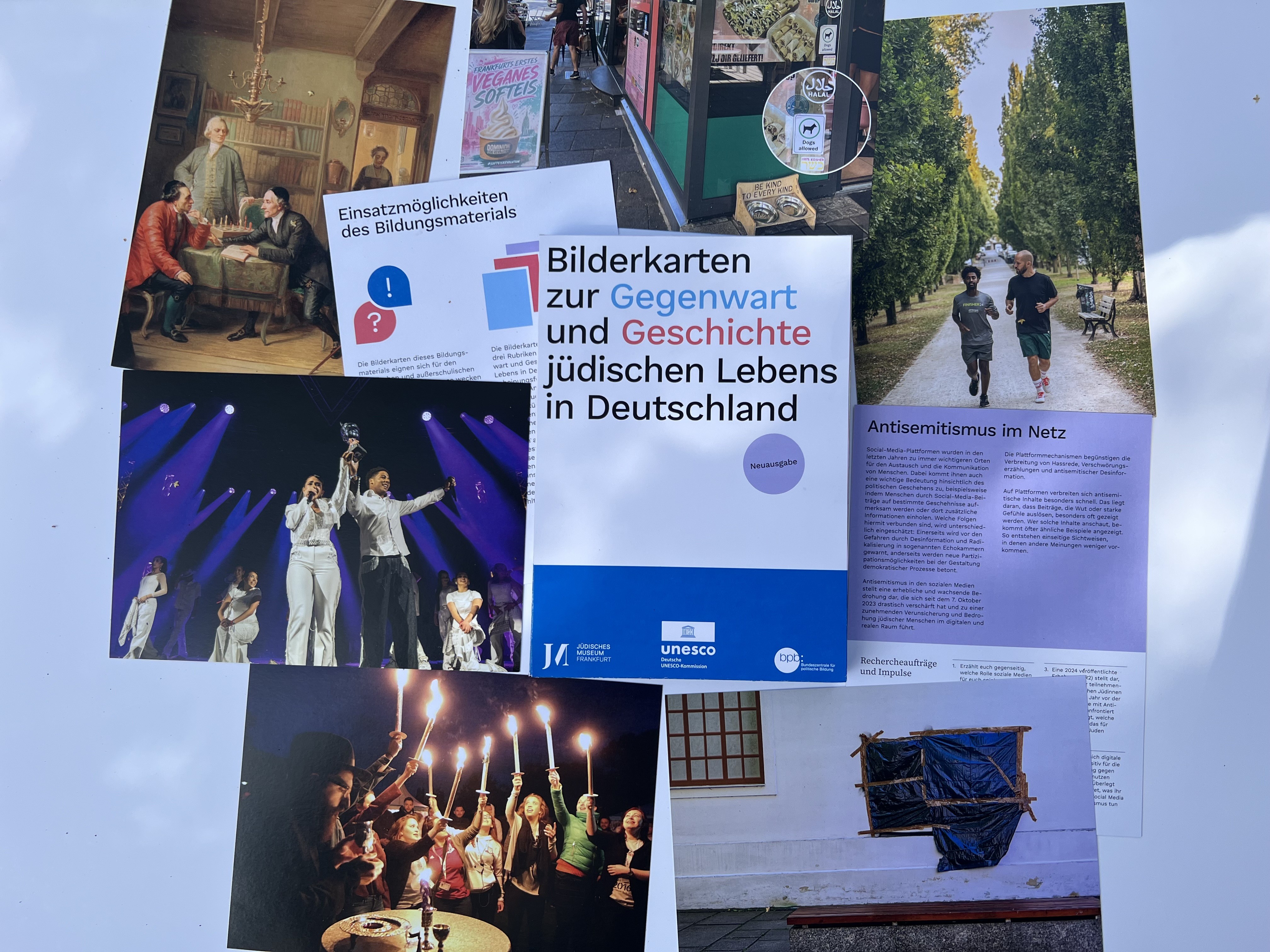 Das Foto zeigt die Neuausgabe der Bilderkarten zur Gegenwart und Geschichte j&uuml;dischen Lebens in Deutschland