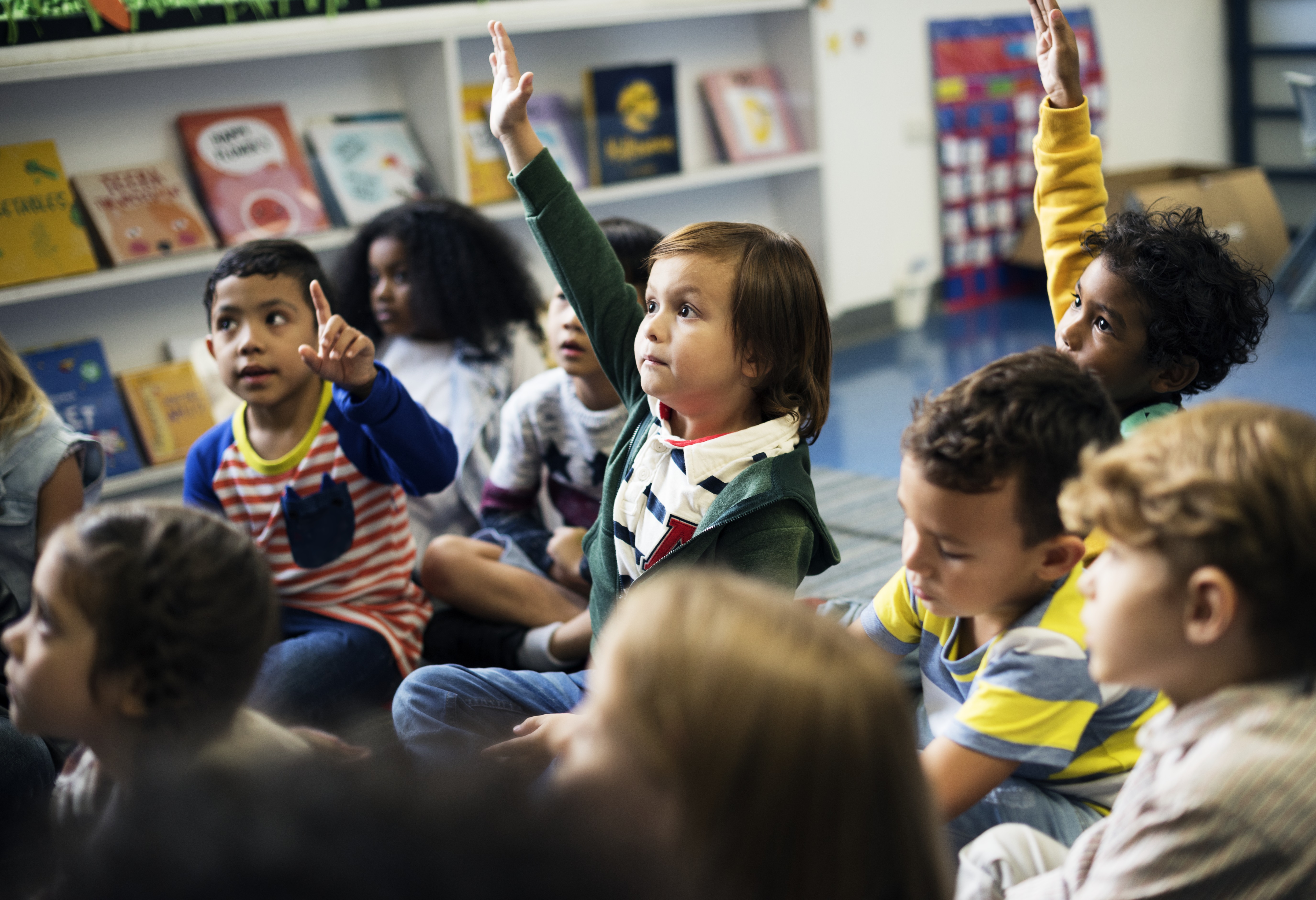 Migration_Kinder in Schule Schulkinder beim Lernen.