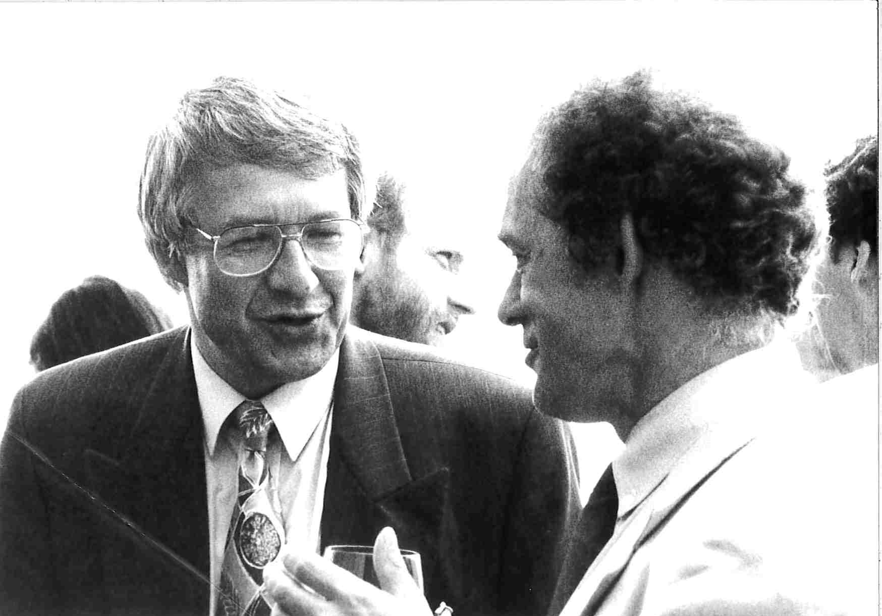 Schwarz-wei&szlig; Foto aus den 90er Jahren von zwei M&auml;nnern, die sich unterhalten 