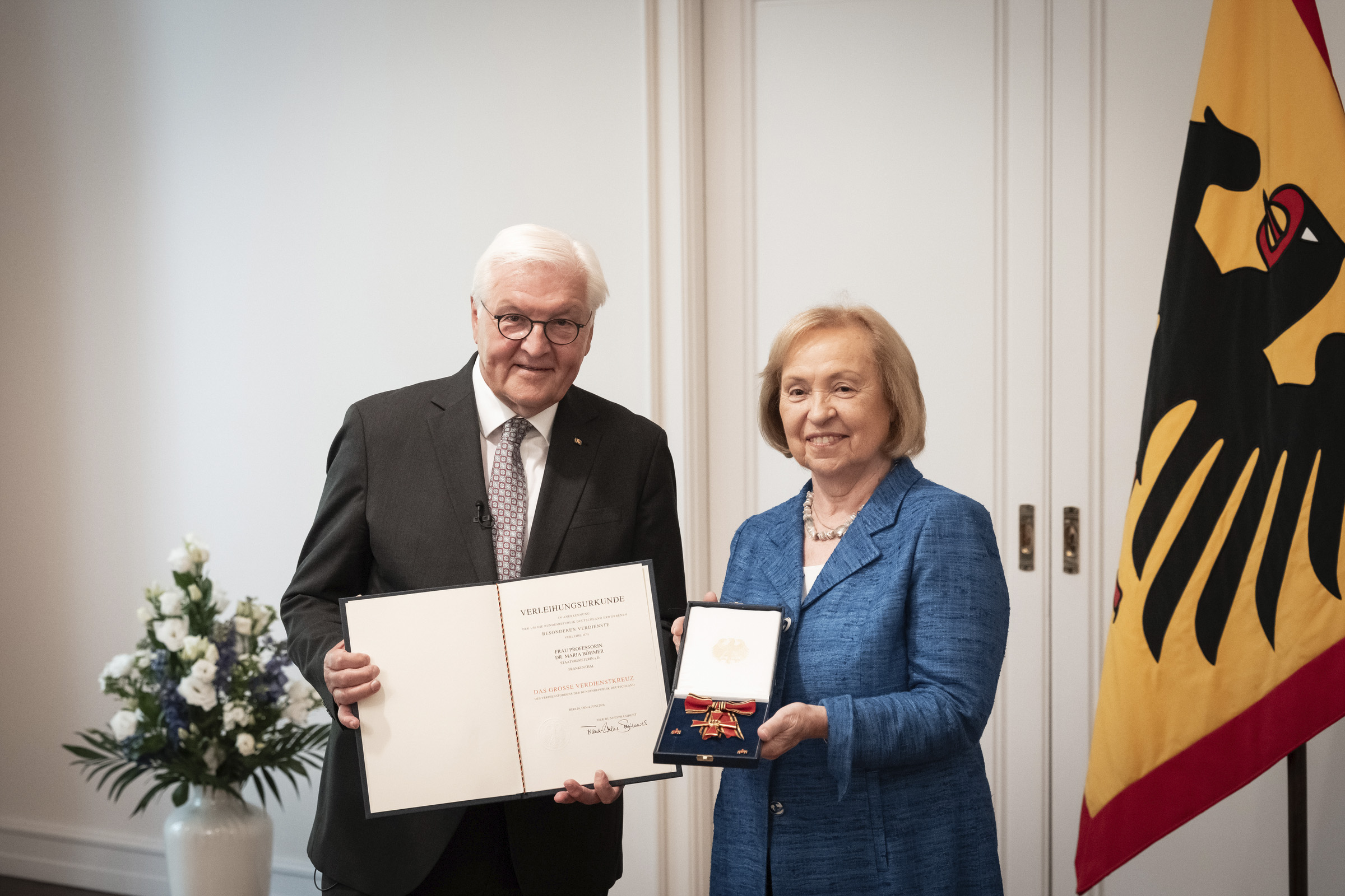 Bundespr&auml;sident Steinmeier &uuml;berreicht Maria B&ouml;hmer die Urkunde