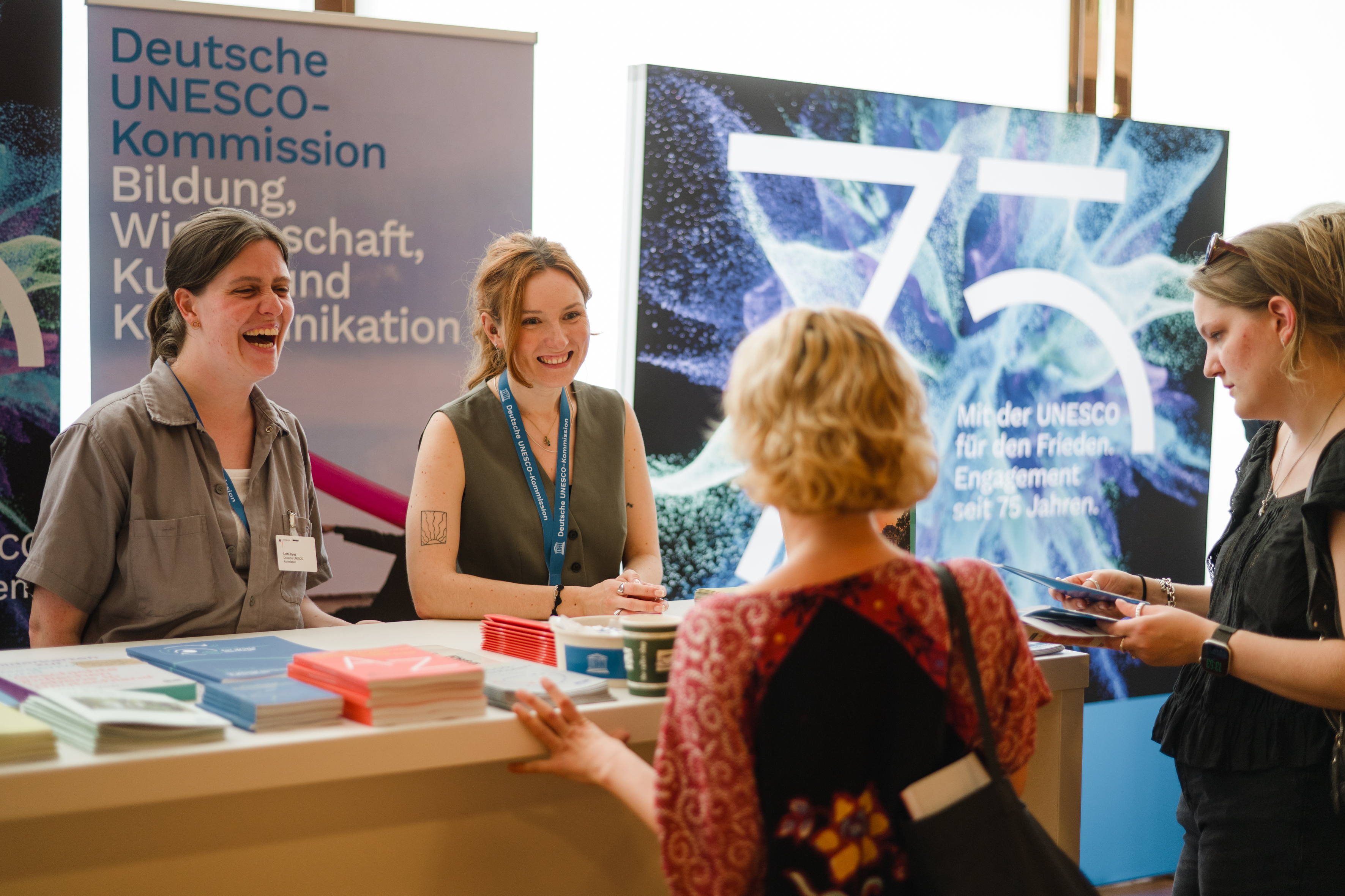 Tag der offenen Tür im Auswärtigen Amt 2026 Menschen am Info-Stand
