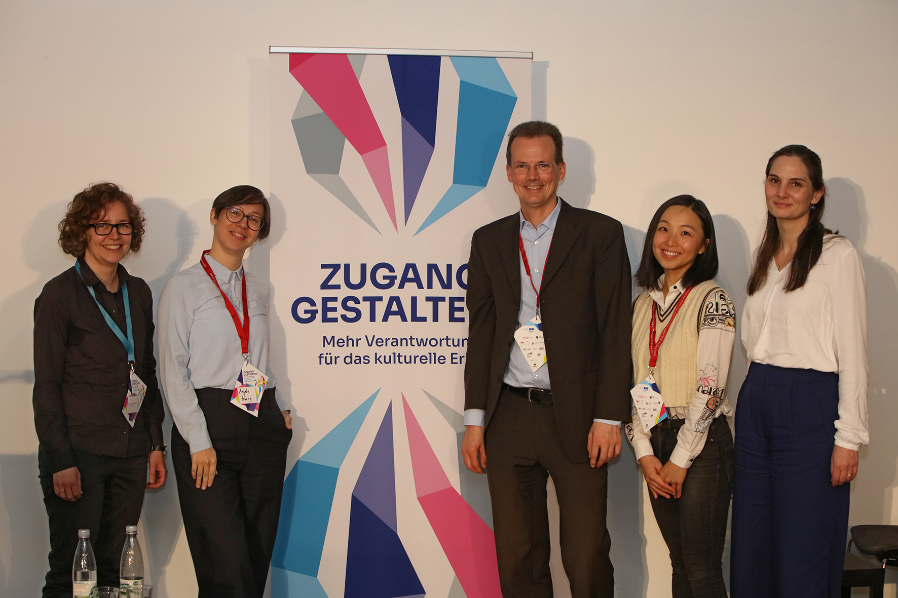 Gruppenfoto Panel "Ethik der Künstlichen Intelligenz und Beispiele aus der Praxis", Konferenz "Zugang gestalten", 23.10.2025, Leipzig Die Teilnehmenden am Panel "Ethik der Künstlichen Intelligenz und Beispiele aus der Praxis" der Konferenz "Zugang gestalten! Mehr Verantwortung für das kulturelle Erbe" am 23.10.2025 in der Deutschen Nationalbibliothek in Leipzig.