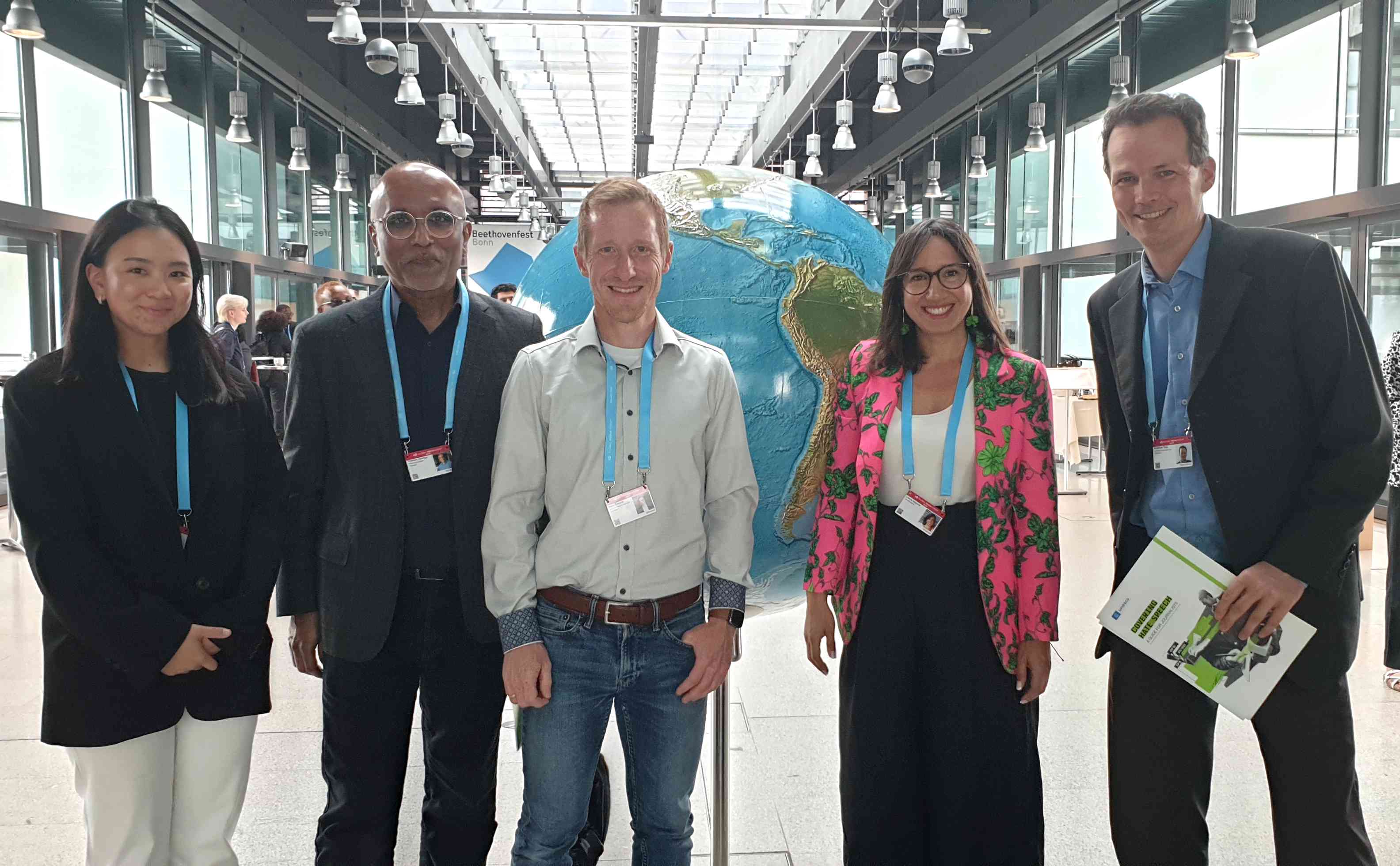 Gruppenfoto Dissa Tovikkai, Prof. Cherian George, Laura Aguirre, Prof. Marc Ziegele, Andreas Salz beim 18. Deutsche Welle Global Media Forum am 7. Juli 2025 © Deutsche UNESCO-Kommission