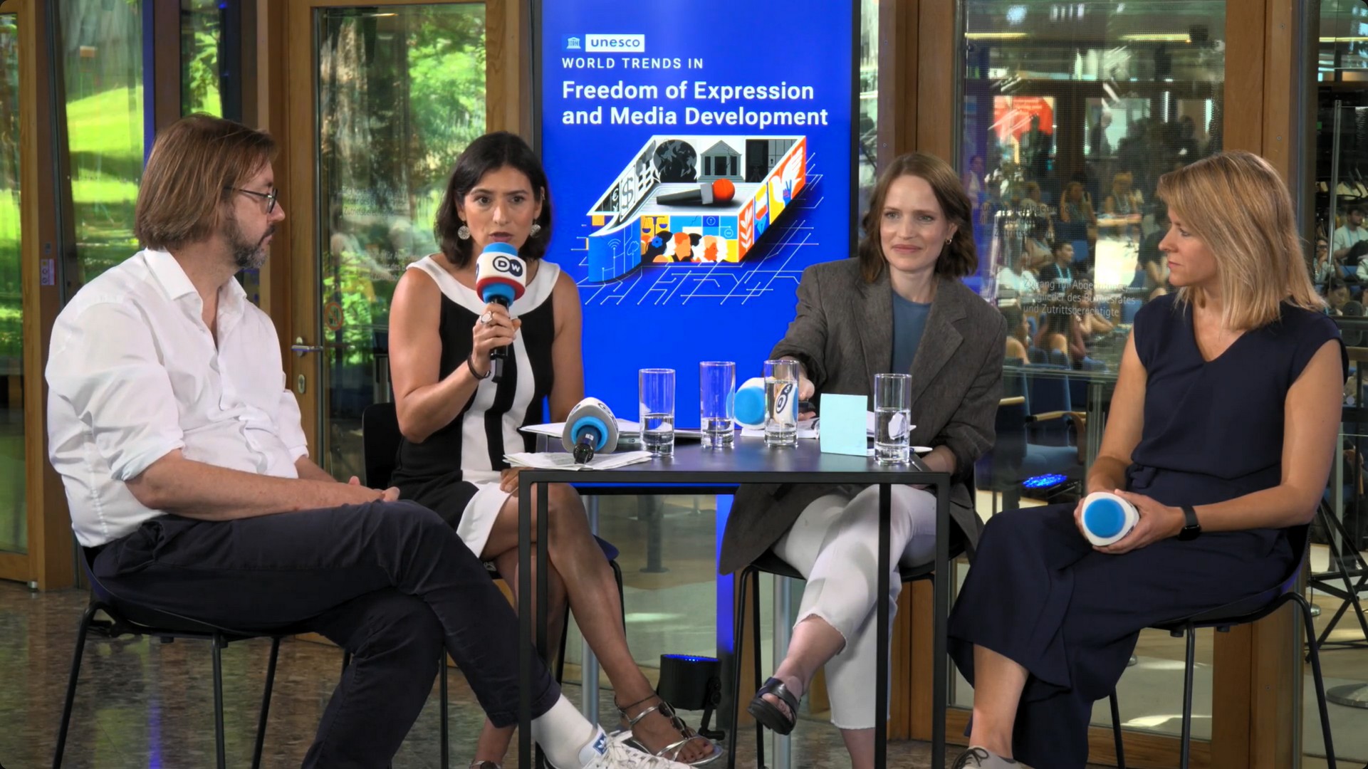 Podiumsdiskussion beim 19. Deutsche Welle Global Media Forum am 23. Juni 2026 in Bonn Vier Personen sitzen auf einer Bühne und führen eine Diskussion.