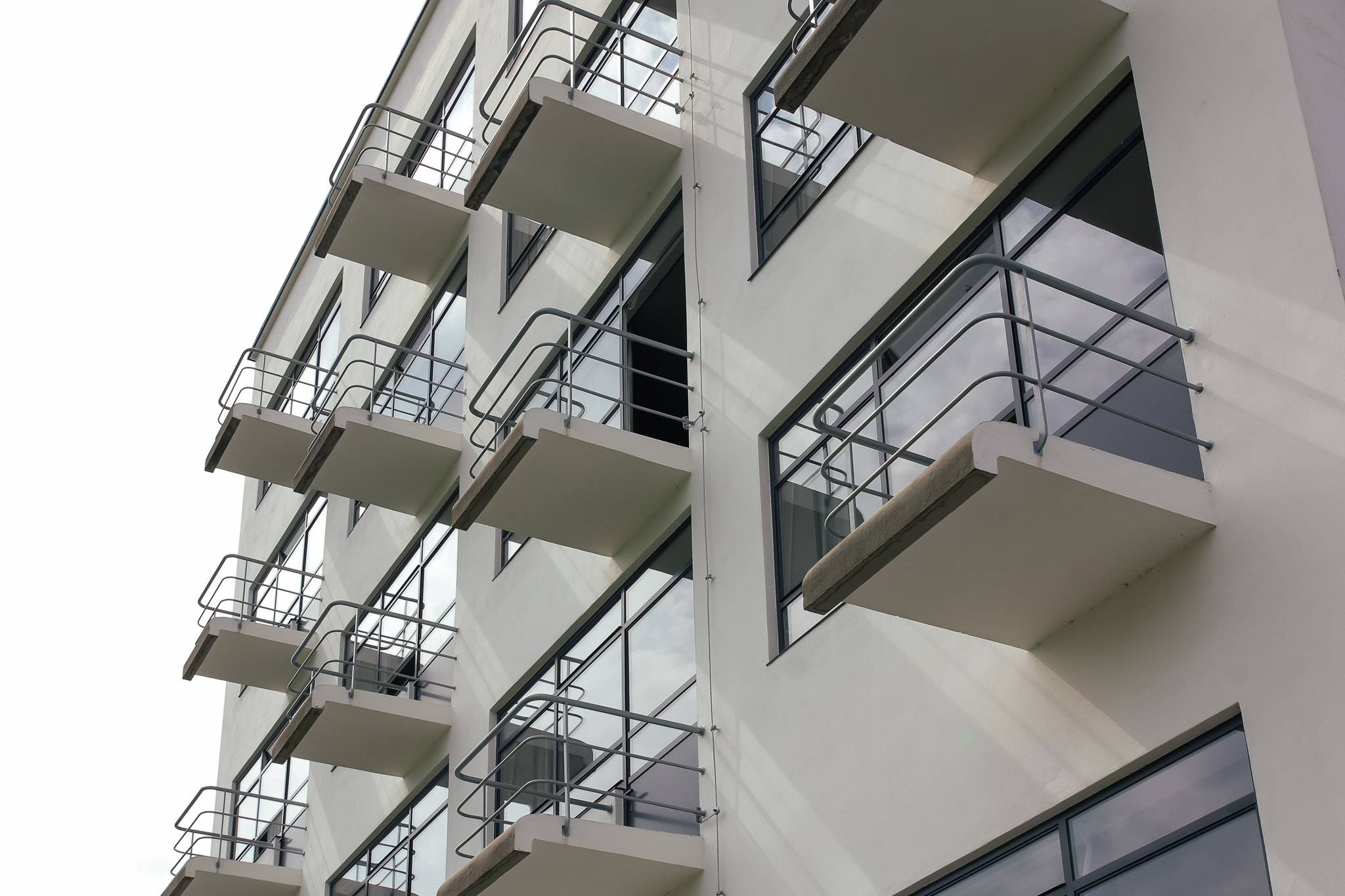Bauhaus, Dessau, Atelierflügel Blick von unten auf die Fassade des Atelierflügels des Bauhausgebäudes in Dessau