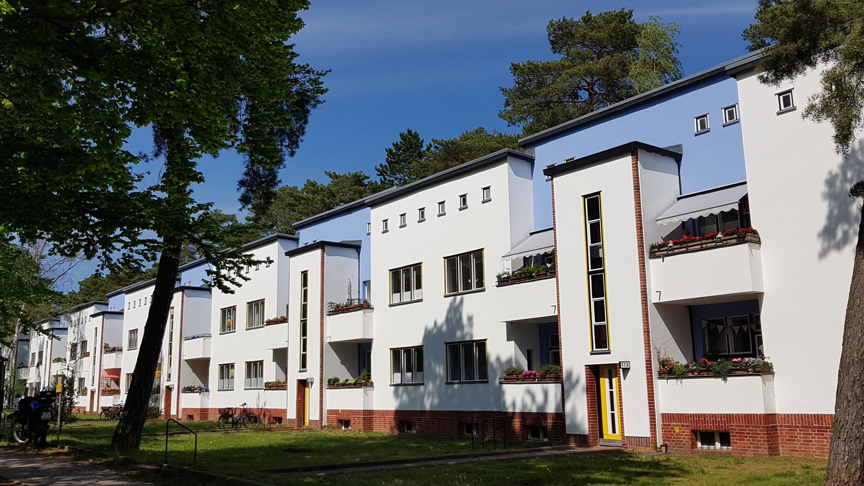 Berliner_Moderne_Siedlungen_Waldsiedlung_Zehlendorf_Detaman__CC_BY-SA_4.0__via_Wikimedia_Commons.jpg Waldsiedlung Zehlendorf Bruno Taut Häuser