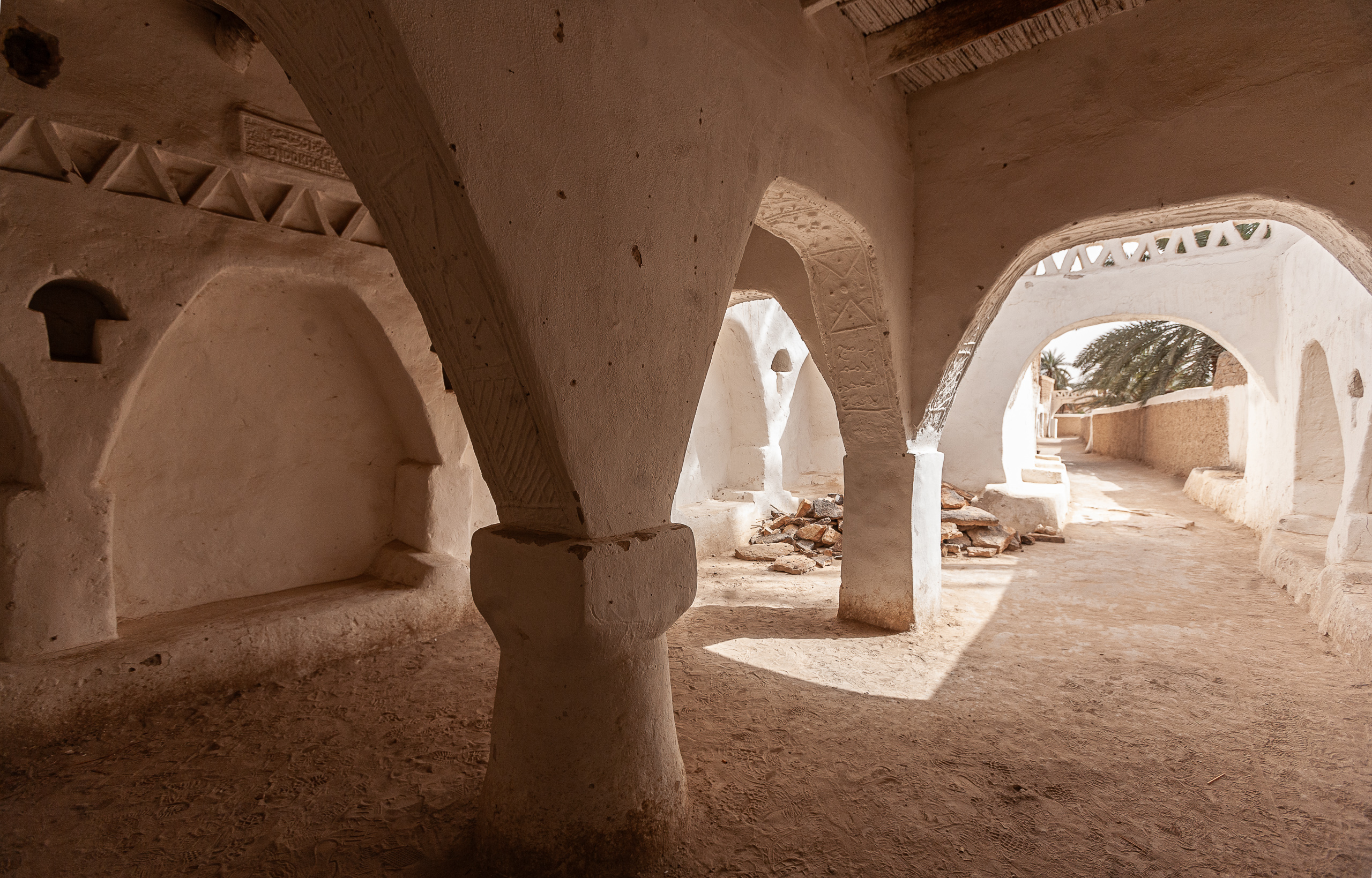 Altstadt von Ghadamès, Libyen Ein halboffener, verschatteter und mit Lehm verputzer Raum in der Altstadt von Ghadamès, Libyen.