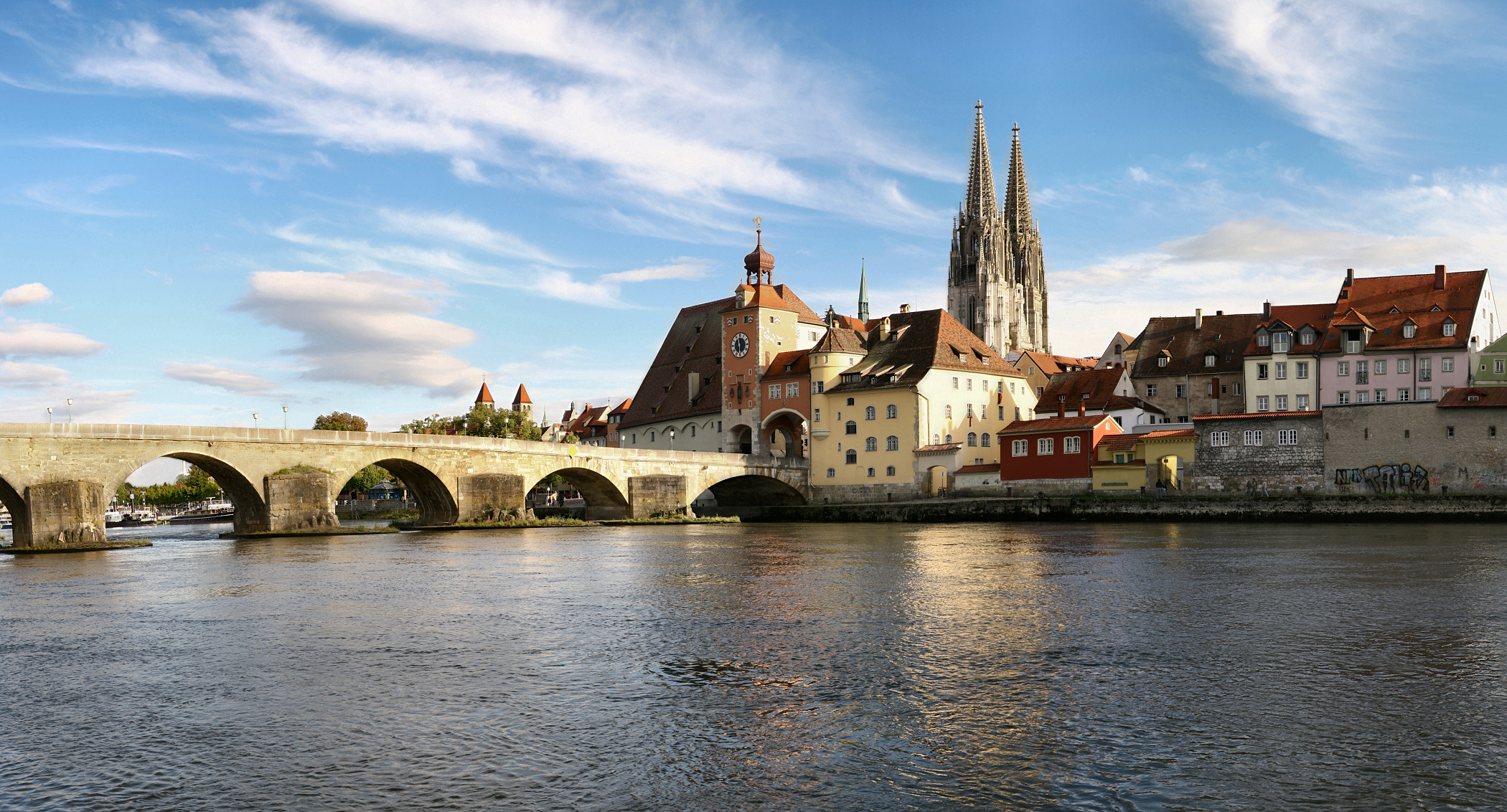 Regensburg Blick über die Donau auf die Stadtsilhouette von Regensburg mit der Steinernen Brücke