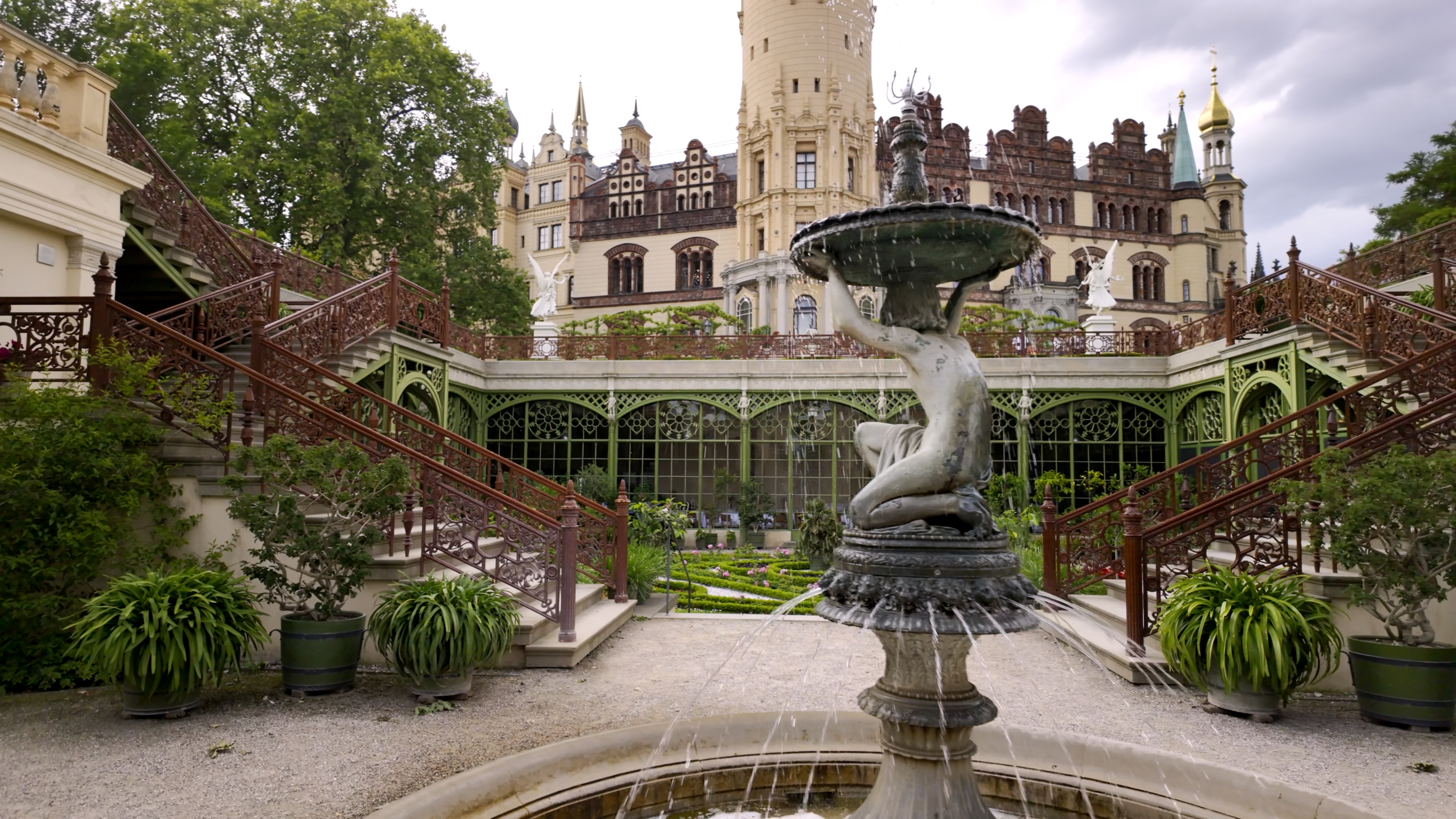 Blick auf das Schweriner Schloss vom Brunnen im Burggarten über die Orangerie
