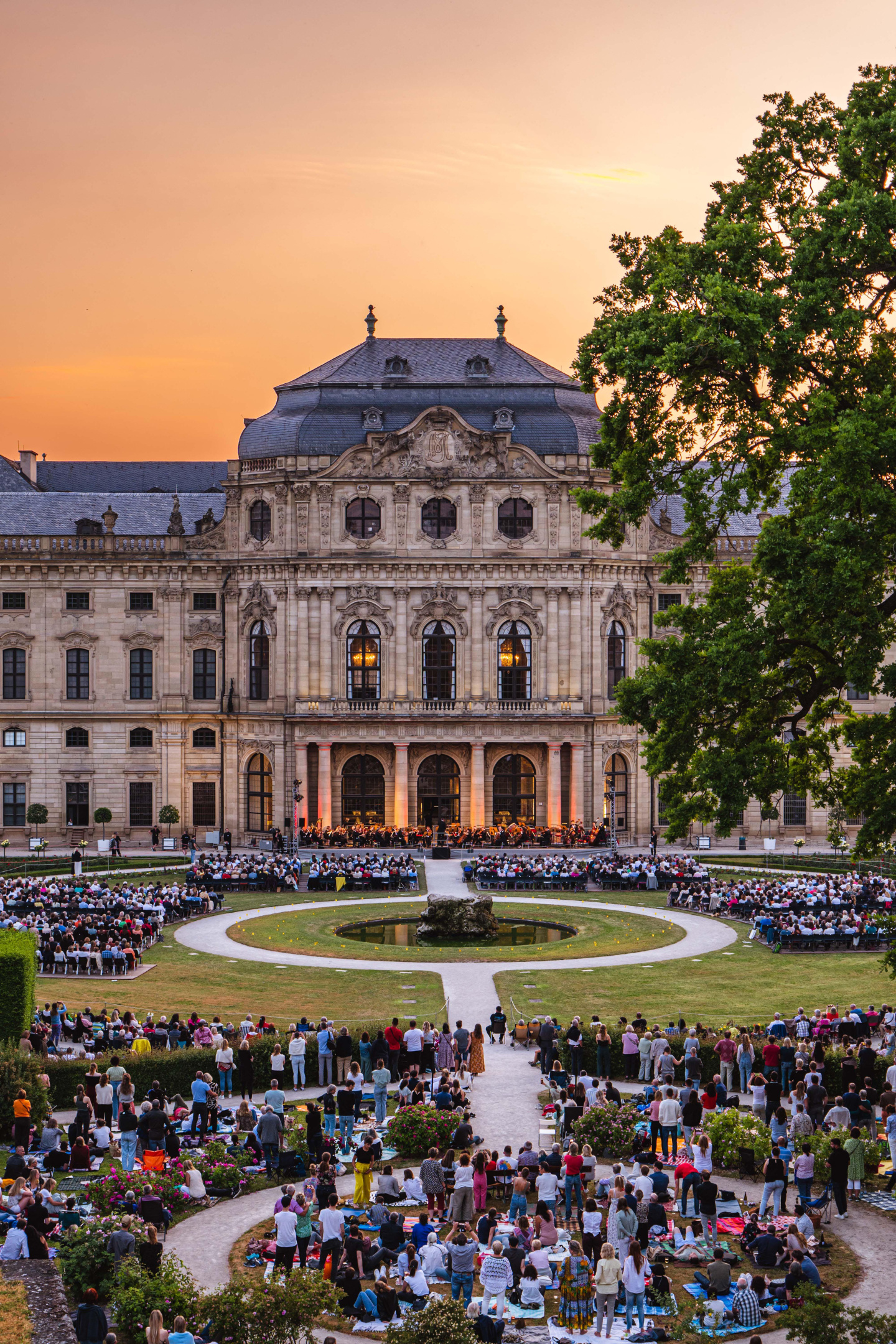 Menschenmenge im Hofgarten an der Residenz in Würzburg