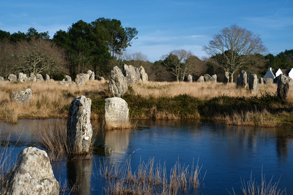 Megalithen von Carnac und der Morbihan-Küste (Frankreich) Reihe von Megalithen im Wasser und am Labd
