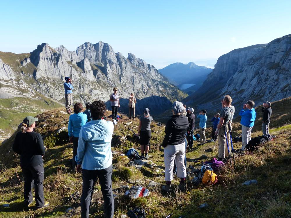 Jodeln als Immaterielles Kulturerbe Menschen stehen in den Bergen und jodeln gemeinsam