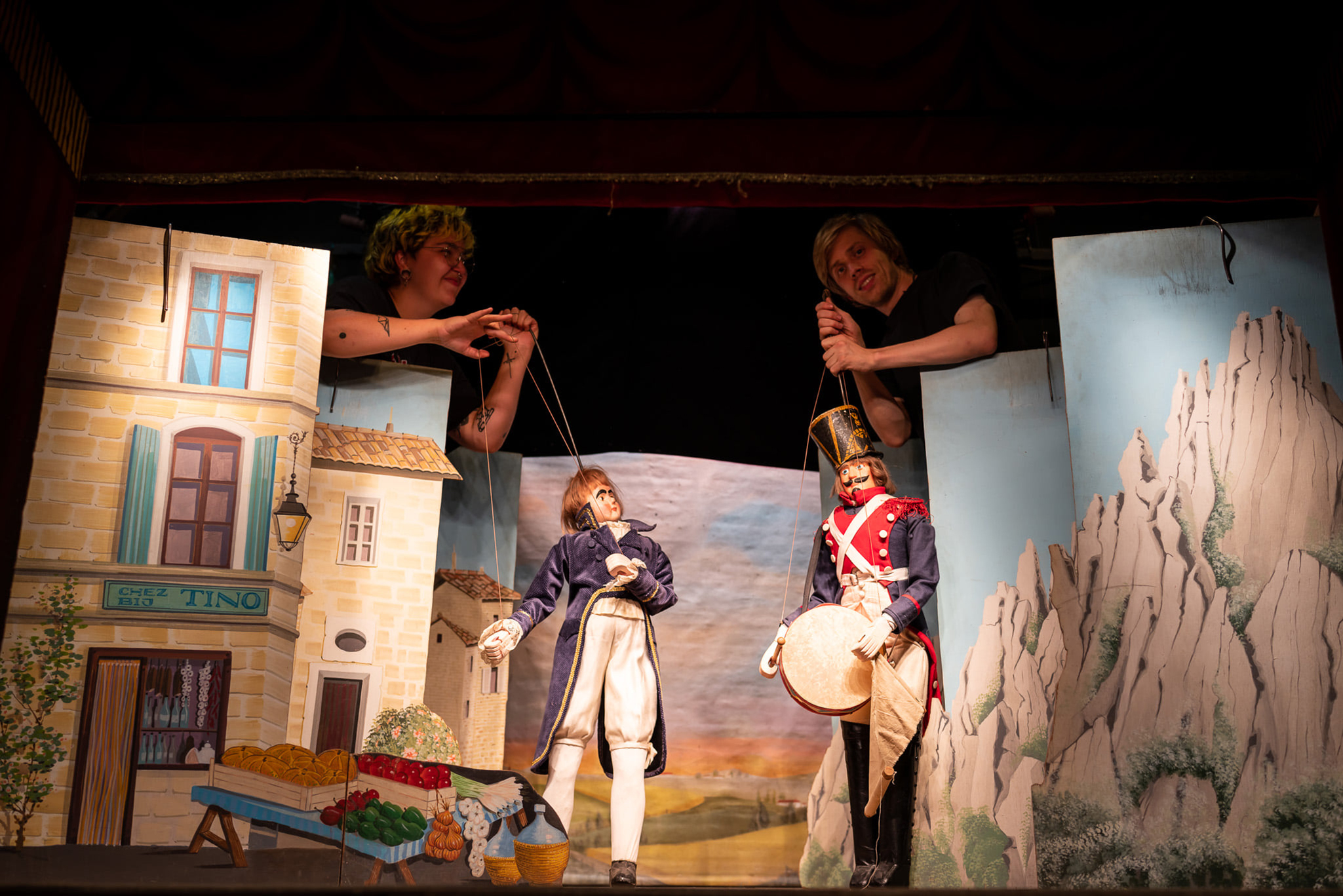 Brüssels Stabmarionetten-Tradition Zwei Puppenspieler proben ein Stück.