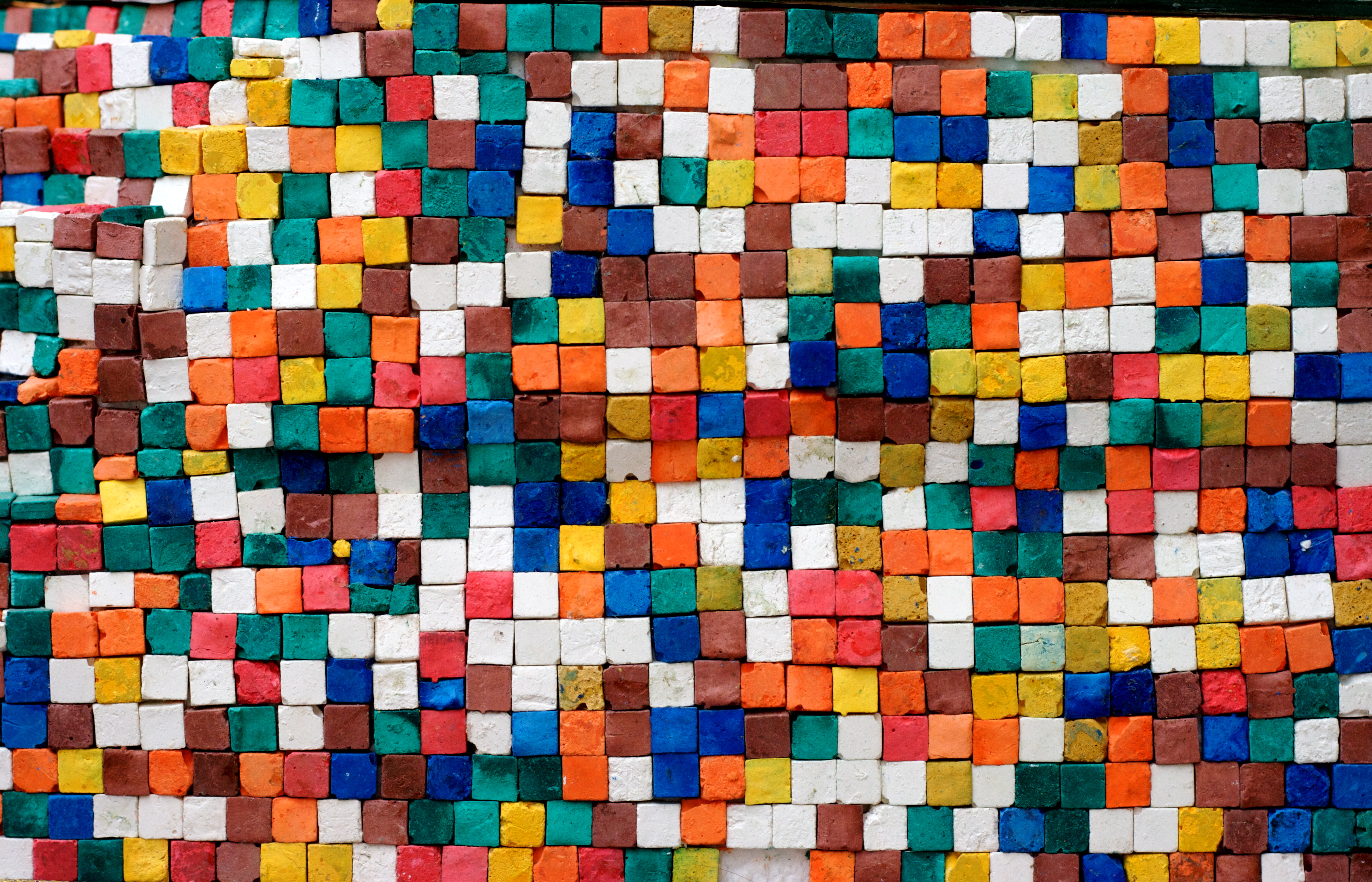 Mosaik Glen Scott Das Bild zeigt ein Mosaik aus kleinen bunten Steinen, die ein abstraktes Muster ergeben.