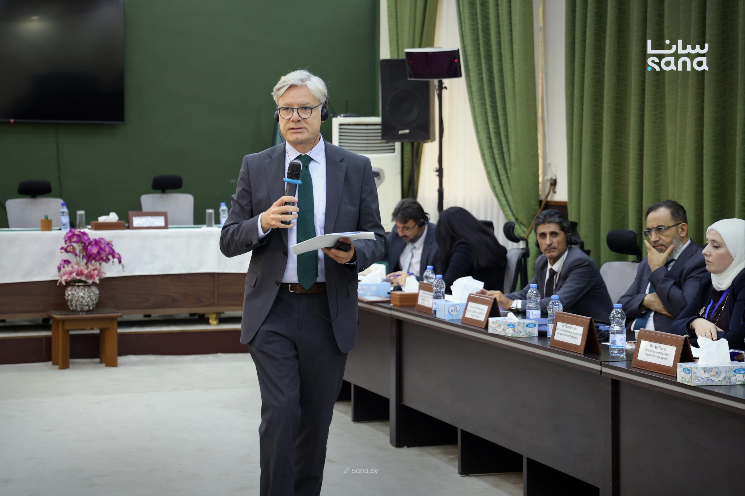 Roman Luckscheiter spricht auf der Syrien-Konferenz in Damaskus Roman Luckscheiter spricht auf der Syrien-Konferenz in Damaskus
