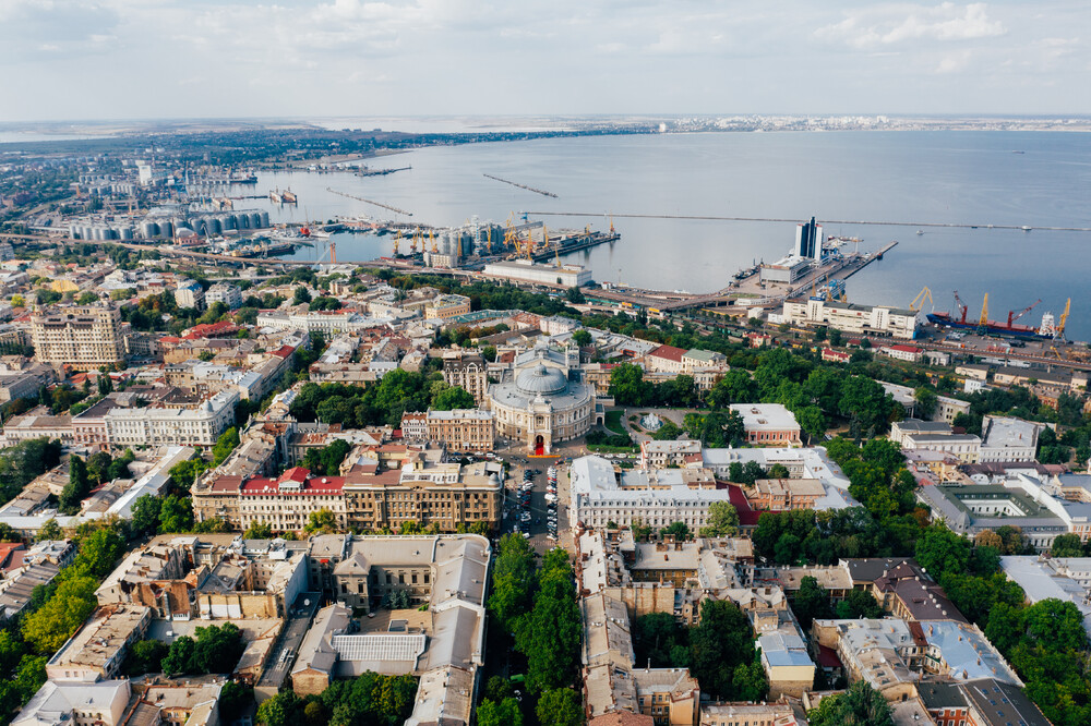 Das Bild zeigt das historische Zentrum von Odessa aus der Vogelperspektive mit Blick auf den Hafen und das Schwarze Meer. 