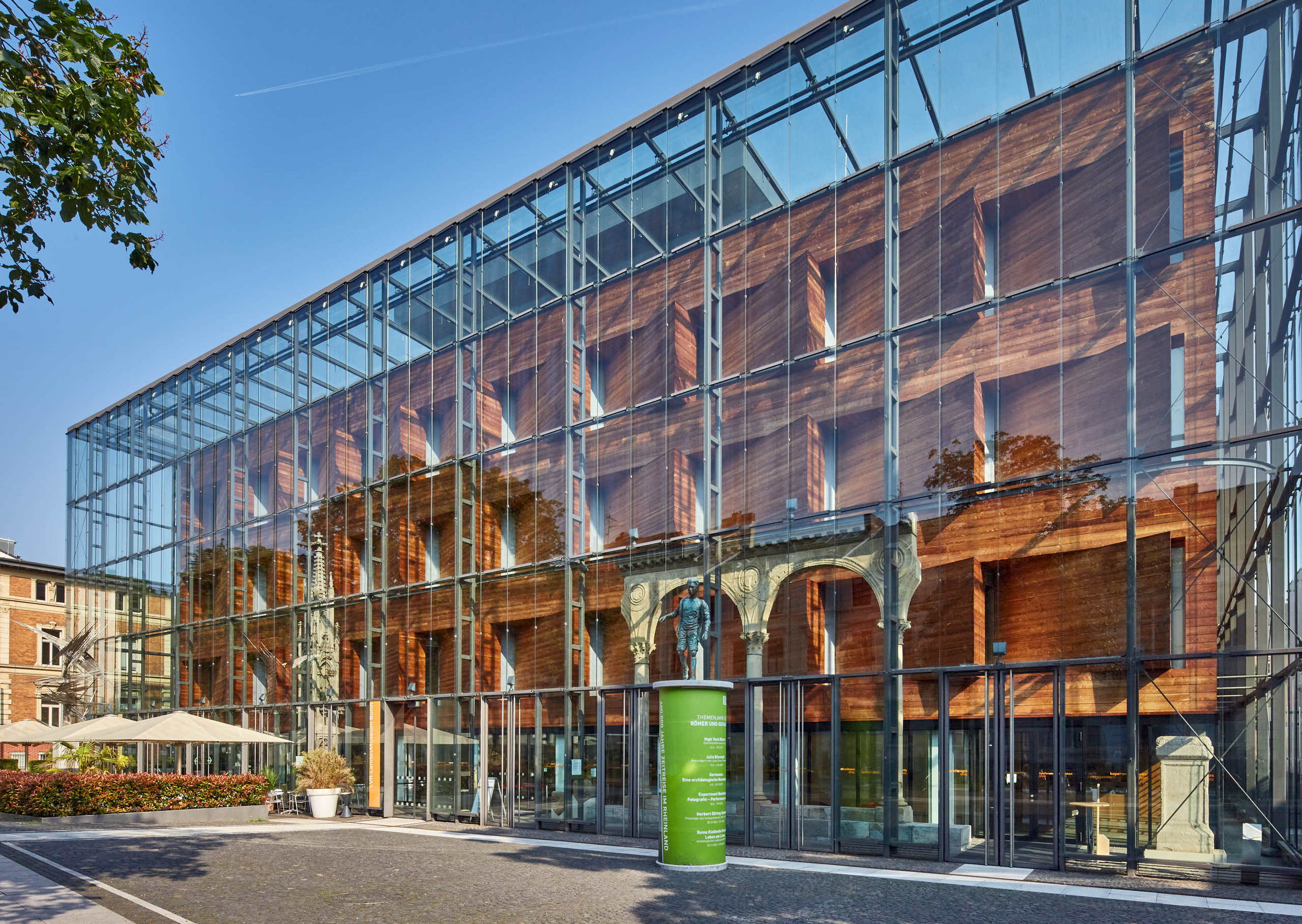 Frontansicht des verglasten Museumsbaus in Bonn bei sonnigem Wetter