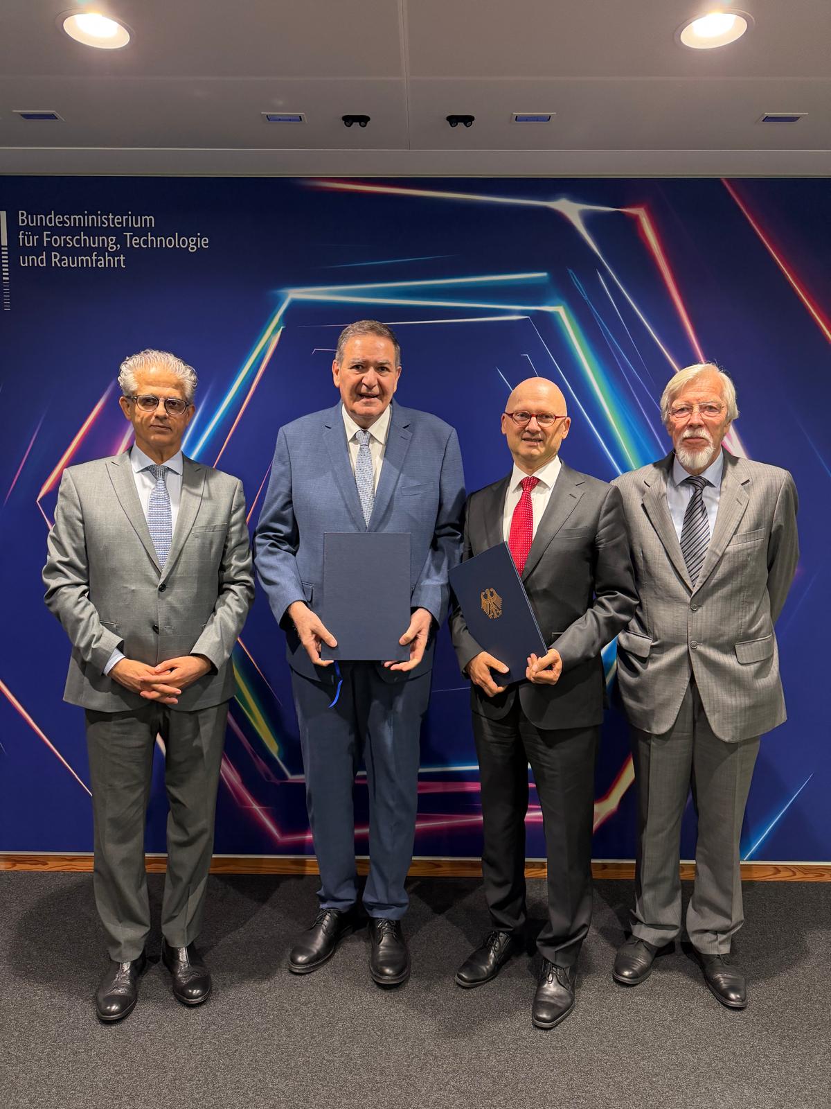 Auf dem Bild sind Seine Eminenz Herr Fayiz Khouri, Botschafter des Haschemitischen K&ouml;nigreichs Jordanien in Deutschland, Herr Dr. Khaled Toukan, SESAME-Direktor, Herr Dr. Marcus Pleyer, Staatssekret&auml;r im Bundesforschungsministerium und Herr Prof. Dr. Rolf-Dieter Heuer, SESAME-Ratspr&auml;sident, abgebildet.