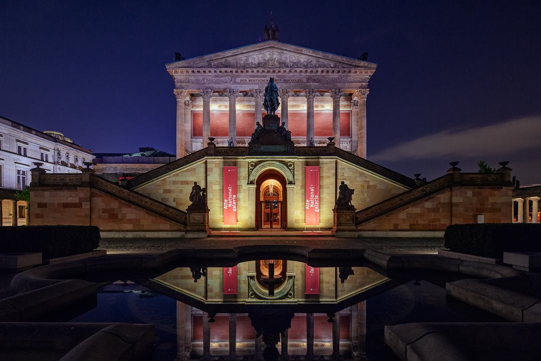 Blick auf das Eingangsportal der Alten Nationalgalerie bei Nacht