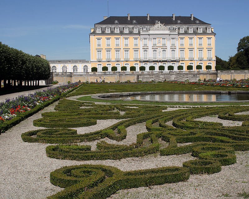 Blick aus dem Garten auf Schloss Augustusburg