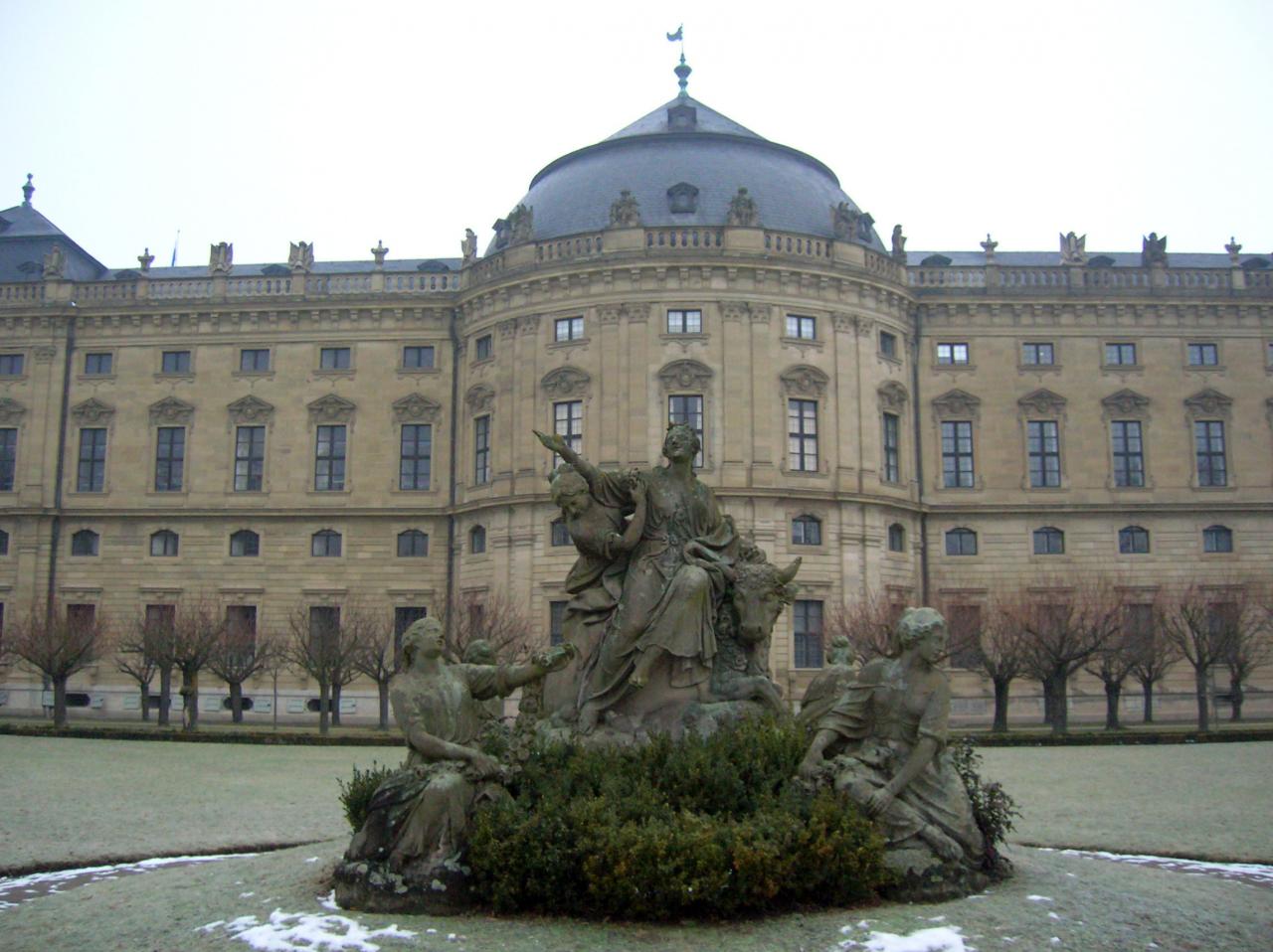 Residenz Würzburg mit Statue
