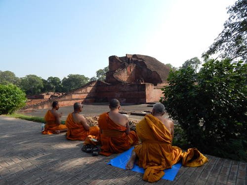 Nalanda Mahavihara, betende Buddhisten an Ausgrabungsstätte Nr. 3