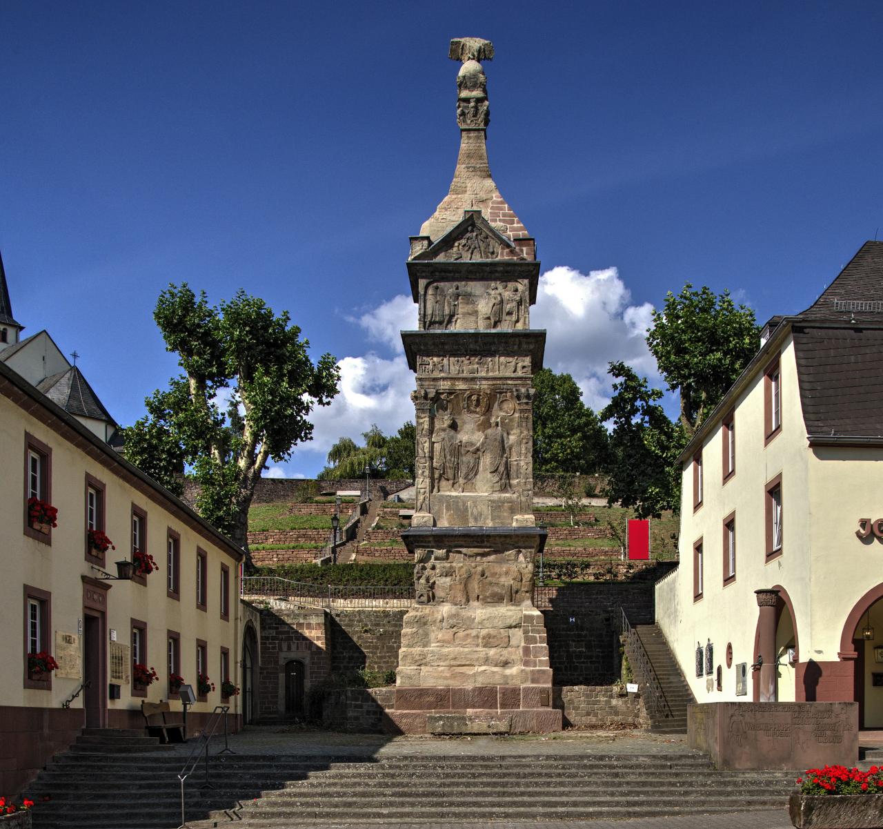 Römische Baudenkmäler, Dom und Liebfrauenkirche in Trier - Igeler Säule