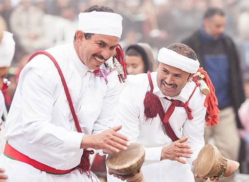 Der traditionelle Tanz "Taskiwin" in Marokko