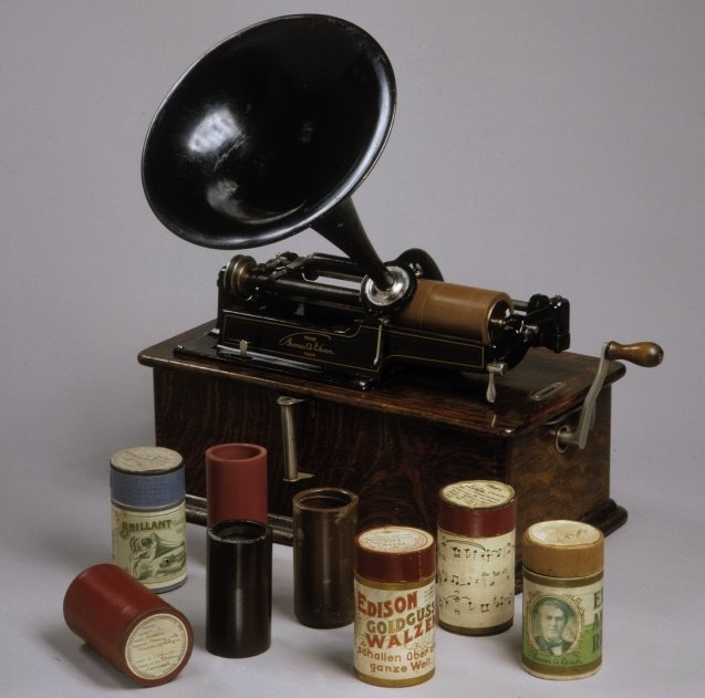 Edison-Home-Phonograph und eine Auswahl von Walzen, Ident. Nr.: MV 686 e 16/3 Ethnologisches Museum, Staatliche Museen zu Berlin, Fotograf: Martin Franken, CC BY-NC-SA