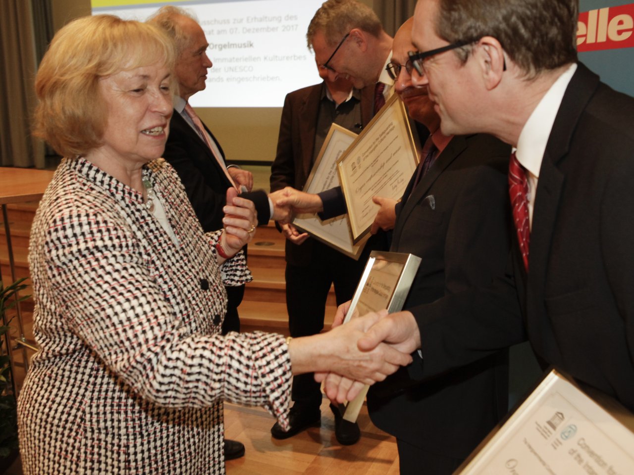 Prof. Dr. Maria Böhmer bei der Übergabe der Urkunde zur Aufnahme von "Orgelbau und Orgelmusik"