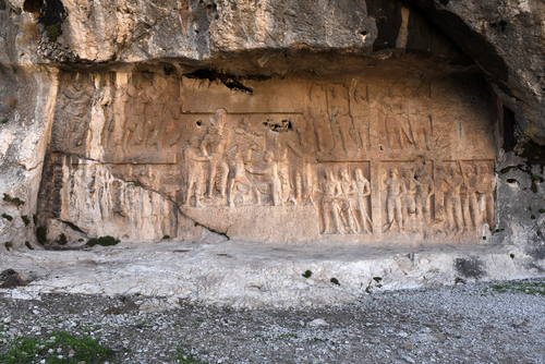 Felsrelief des Königs Schapur I. in der archäologischen Landschaft der Sassaniden