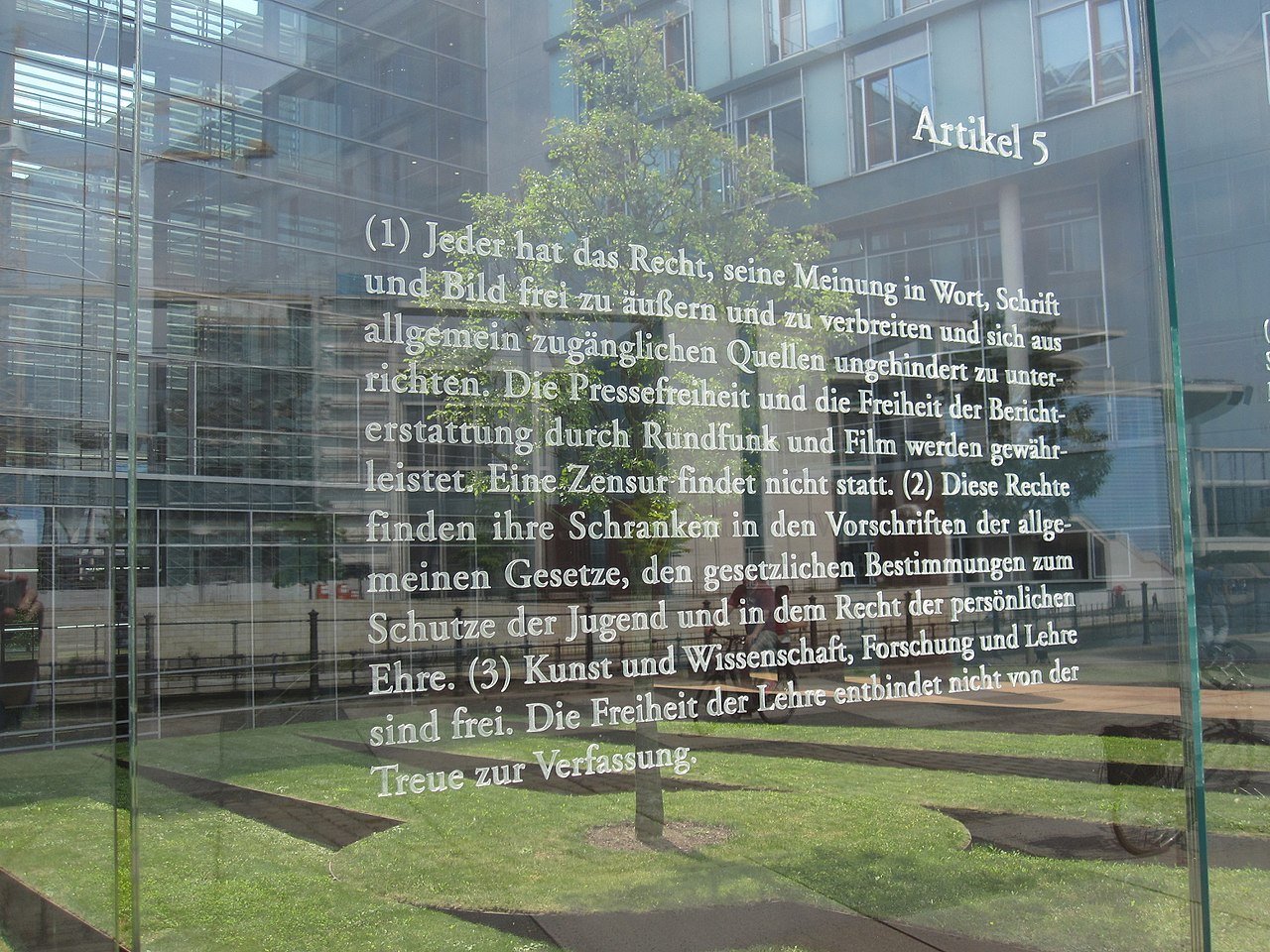 Artikel 5 des Grundgesetzes ist auf einer Glasscheibe zur Spreeseite beim Jakob-Kaiser-Haus des Deutschen Bundestags in Berlin eingraviert.