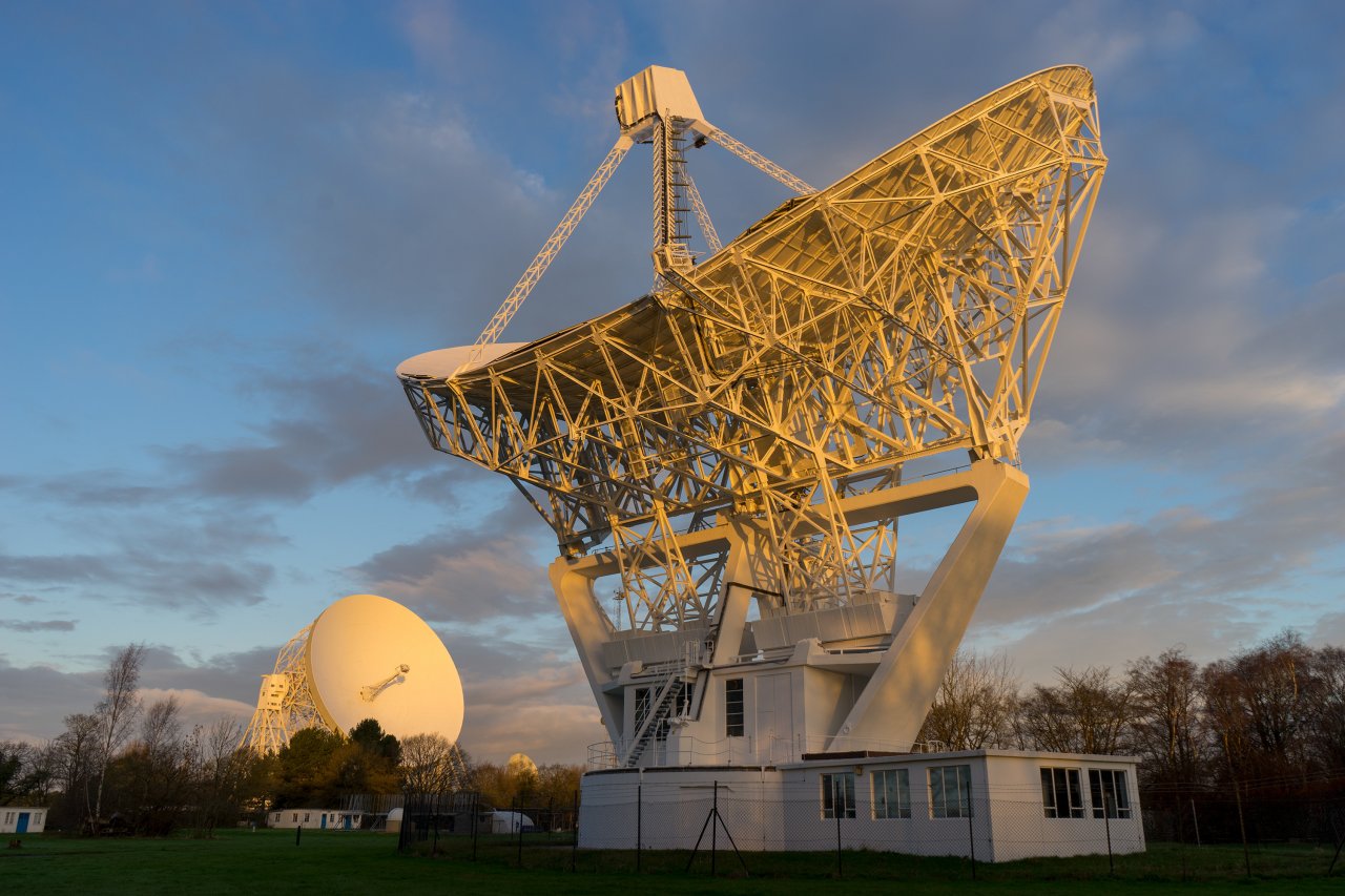 Mark II-Teleskop und Lovell-Teleskop am Jodrell-Bank-Observatorium
