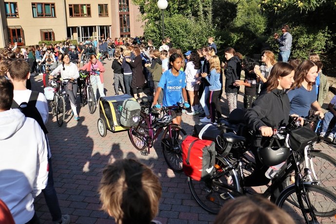 Schülerinnen brechen zu einer Radtour auf