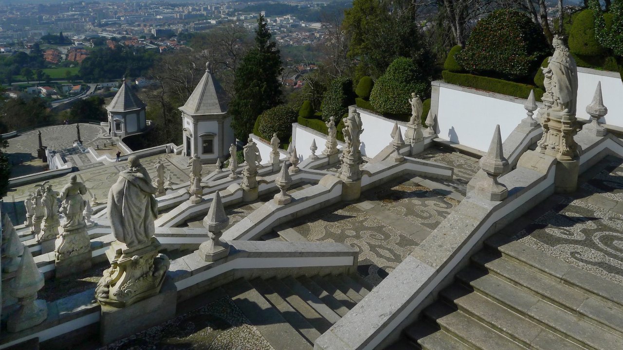 Monumentaltreppe des Heiligtums Bom Jesus do Monte und Blick auf Braga