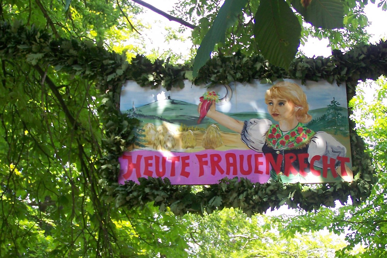 Beim Grasedanz im Harz stehen die Frauen im Vordergrund