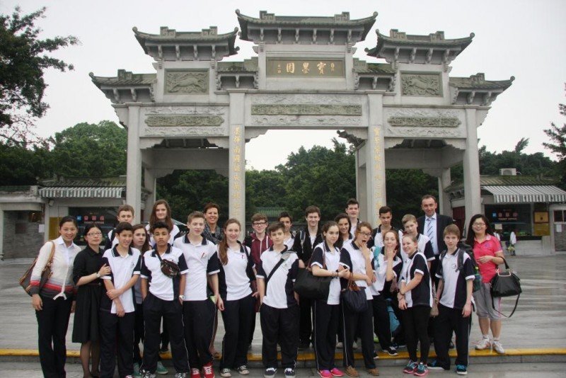 Schüler stehen vor einem asiatischen Tor