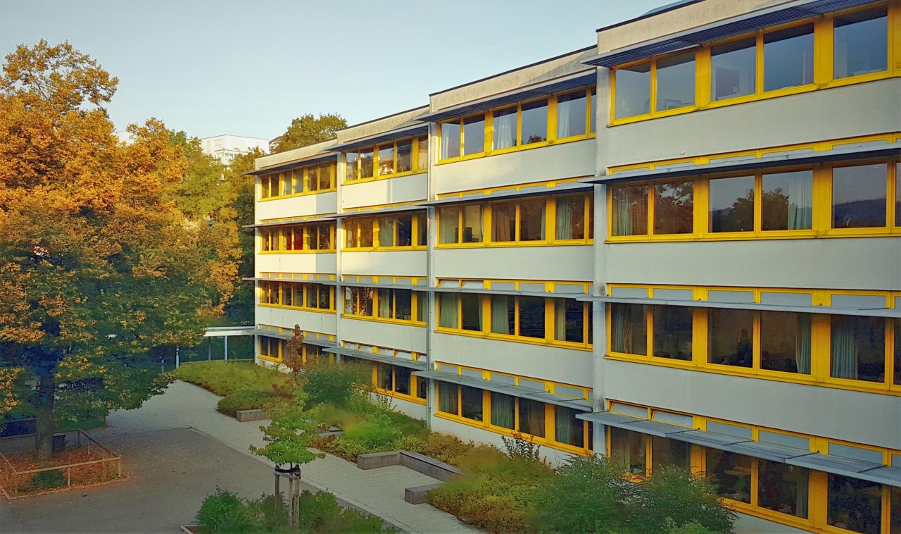 Schulhof und Gebäude des THGs in Aalen