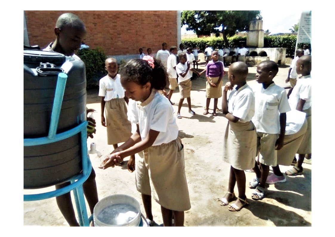 Händewaschen vorm Betreten des Schulgebäudes in Bujumbara