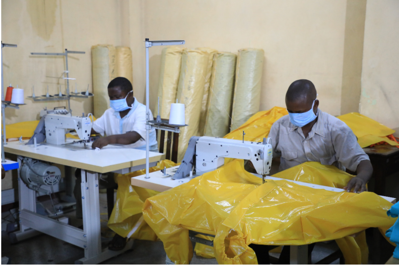 In Mwanga wird Schutzbekleidung für medizinisches Personal genäht