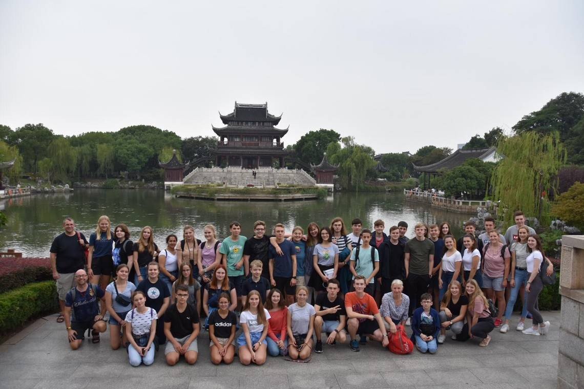 Schülergruppe vor einem chinesischen Tempel 