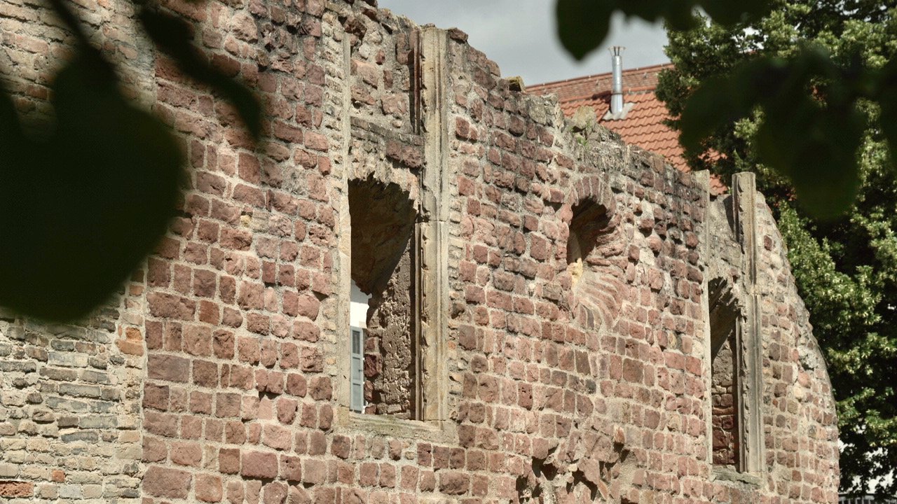 Blick auf ein sonnenbeschienenes altes Gemäuer, Teil der Speyrer Synagoge