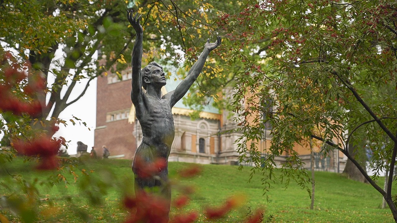 Eine Skulptur auf der Mathildenhöhe zu Ehren des Dichters Gottfried Schwab, die eine nackte Person abbildet, welche die Arme Richtung Himmel ausstreckt und hinaufblickt.