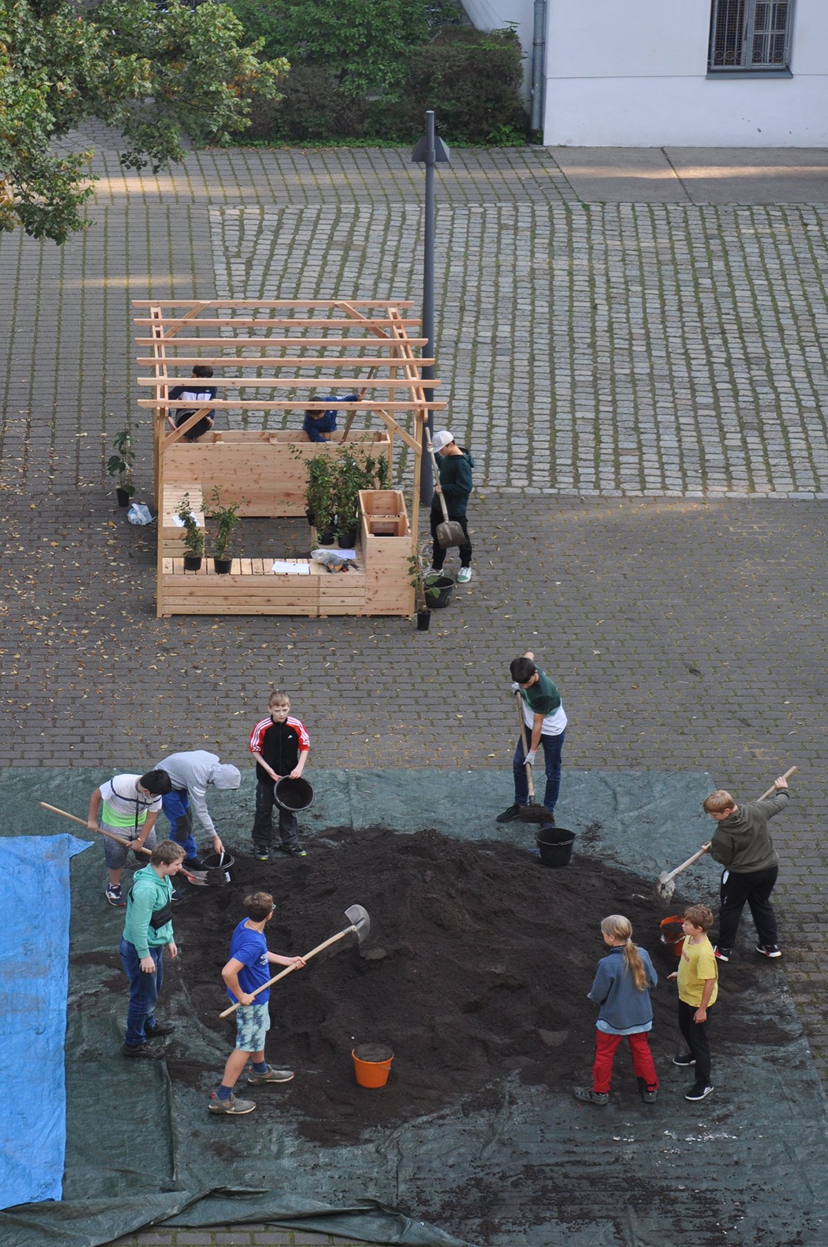 Schüler:innen des Kant-Gymnasiums bauen ihr grünes Klassenzimmer