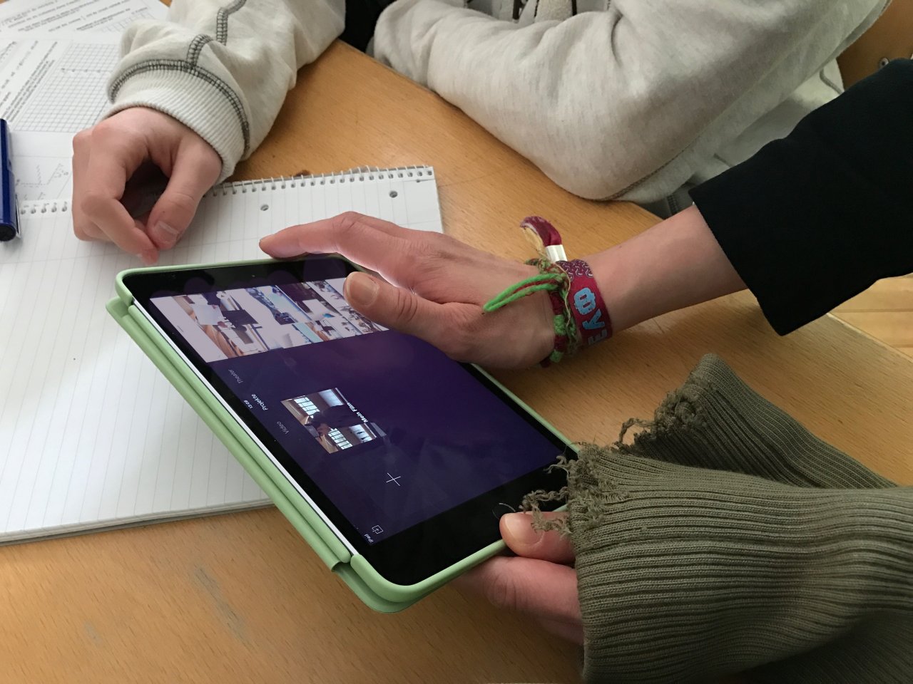 Schüler und Schülerinnen am Tablet in einer Bildungsveranstaltung