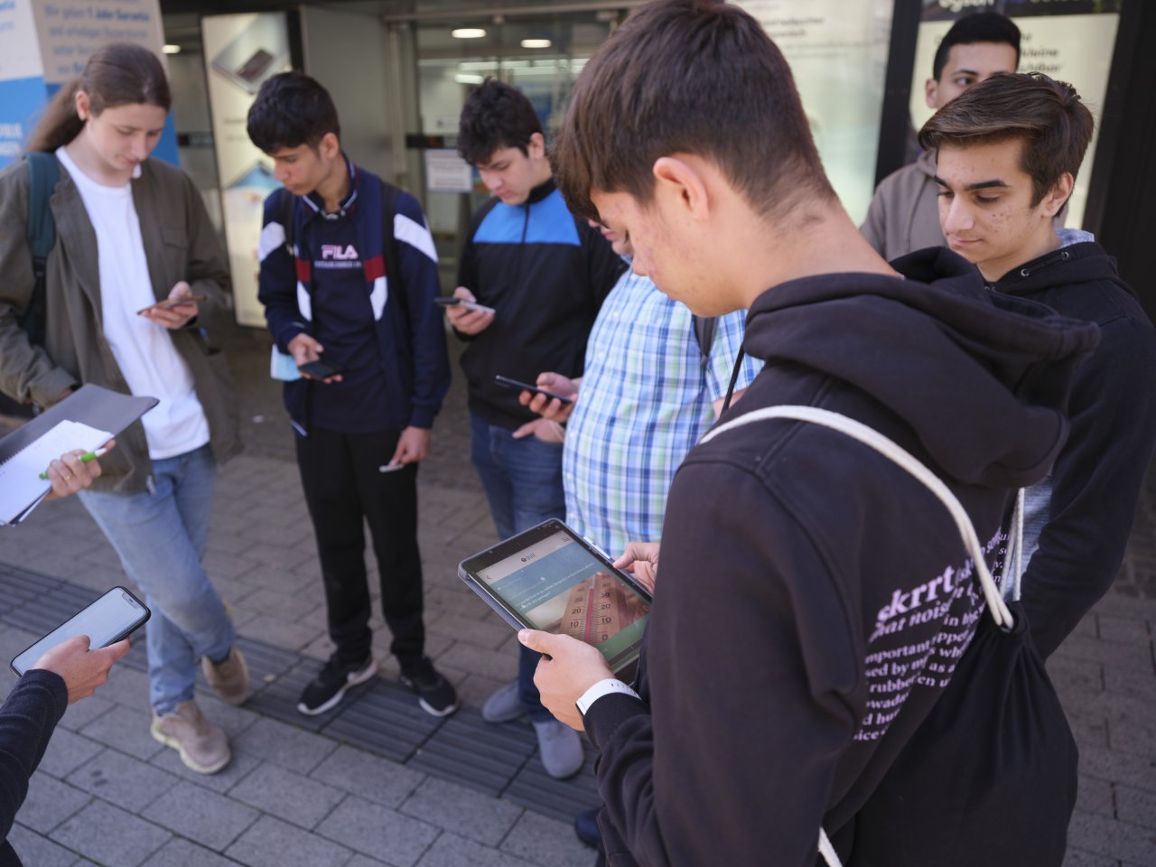 Schülerinnen und Schüler der Gesamtschule Scharnhorst unterwegs auf Klima-Entdeckungstour in ihrer Stadt mithilfe einer App.