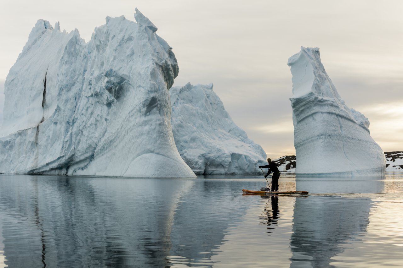 Per Stand-up-Paddleboard entlang der Küste Grönlands