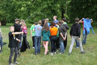 Schüler werden auf einer Waldlichtung unterrichtet