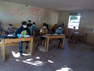 Die 9. Klasse des Collèges in Andalamengoke lernt mit einem Mund-Nasen-Schutz