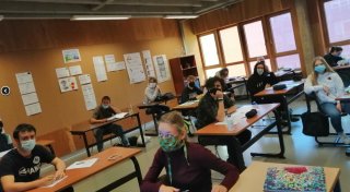 Abstand halten im Klassenraum in Brüssel